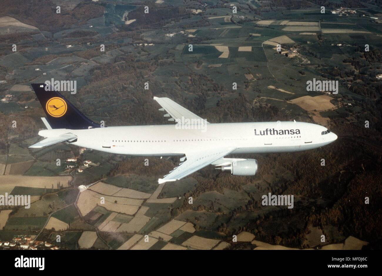 Ein Airbus A310 der Lufthansa im Flug, im Dezember 1989 berücksichtigt. | Verwendung weltweit Stockfoto