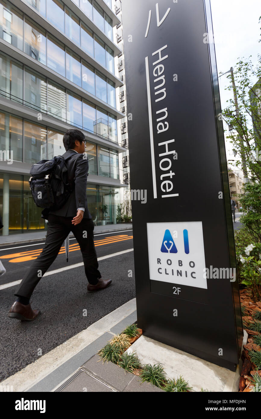 Ein Geschäftsmann an der neuen Henn-na Hotel Hamamatsucho am 25 April, 2018, Tokio, Japan. Die neue Niederlassung der Henn-na Hotel, was wörtlich übersetzt als ''seltsame Hotel,'' ist in der Nähe des World Trade Center Gebäude und der Hamamatsucho Station entfernt. Es ist von Menschen und Robotern managed programmiert Gäste in Englisch, Chinesisch, Koreanisch und Japanisch zu besuchen. Japanische Reisebüro H.I.S. betreibt das Hotel mit 14 Etagen und 118 Zimmern, mit Preisen ab JPY 12.000 pro Nacht. Das neue Hotel verfügt über eine KI (Künstliche Intelligenz) Roboter Klinik mit zahnmedizinischen, Dermatologie und allgemeine Medi Stockfoto