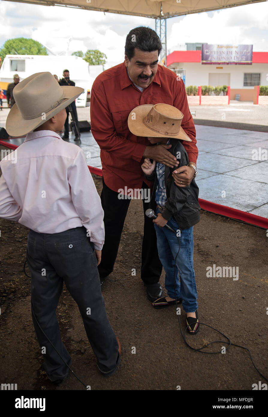 Venezuela, Tucupita. 24. April 2018. Der Präsident von Venezuela, Nicolás Maduro, kommt am Flughafen in der Stadt Tucupita, Hauptstadt des Bundesstaates Delta Amacuro (Osten), in einer Veranstaltung zu beteiligen. Marcos Salgado/Alamy Nachrichten Stockfoto