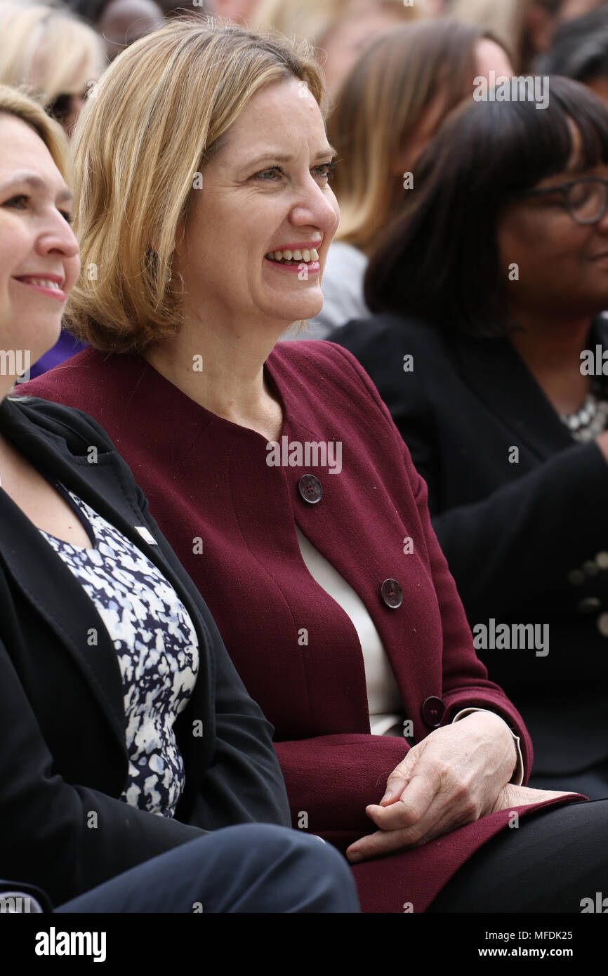 London, Großbritannien. 24. April 2018. Amber Rudd besucht die Enthüllung der Statue des Suffragist leader Millicent Fawcett in Parliament Square, Central London, 24. April 2018 Credit: Martin Evans/Alamy leben Nachrichten Stockfoto