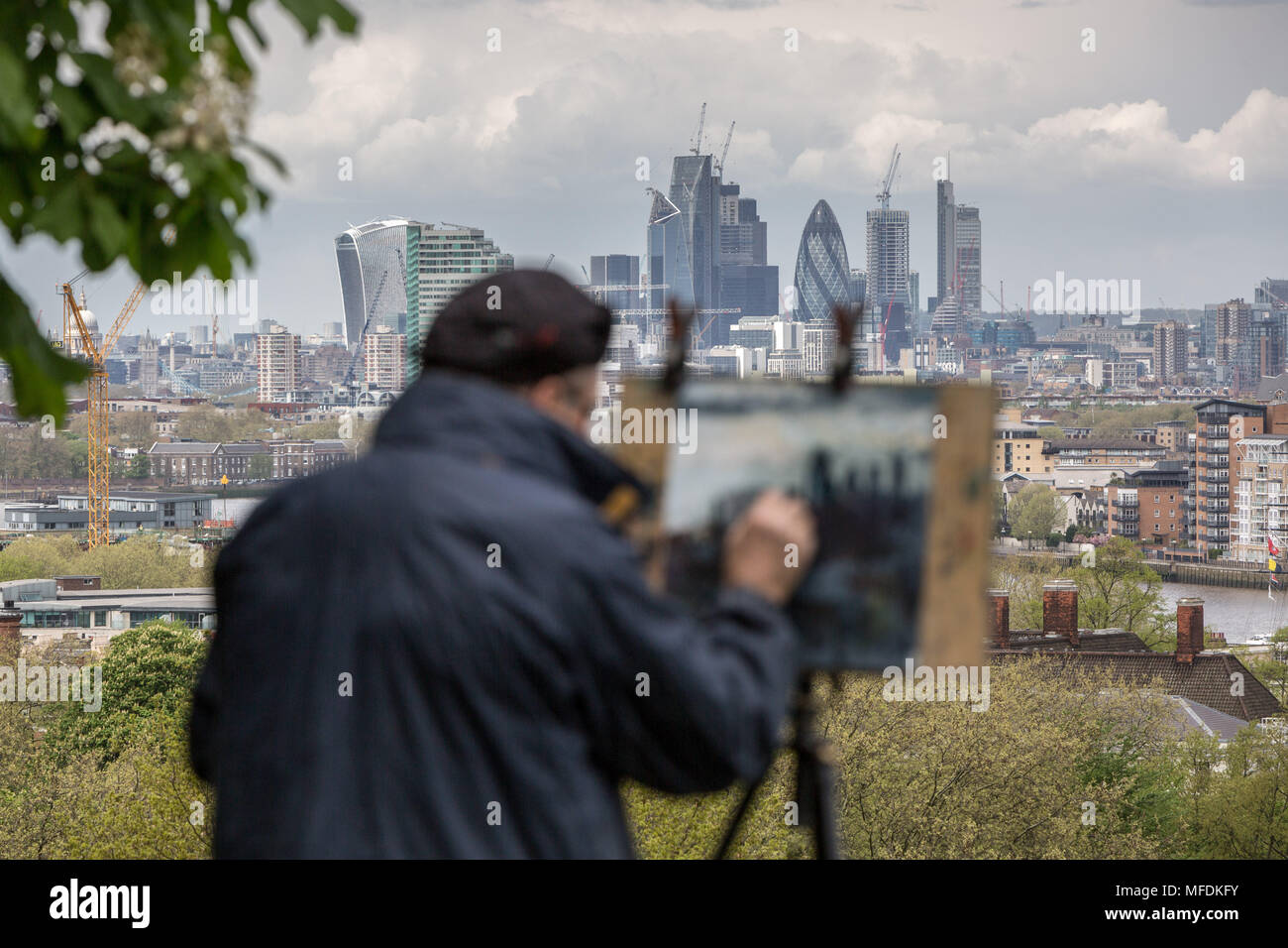 London, Großbritannien. 25. April 2018. UK Wetter: Eine feine Künstler malt die Stadt Landschaft einschließlich The Gherkin und Cheesegrater Gebäude von Greenwich Park an einem bewölkten Nachmittag. Credit: Guy Corbishley/Alamy leben Nachrichten Stockfoto
