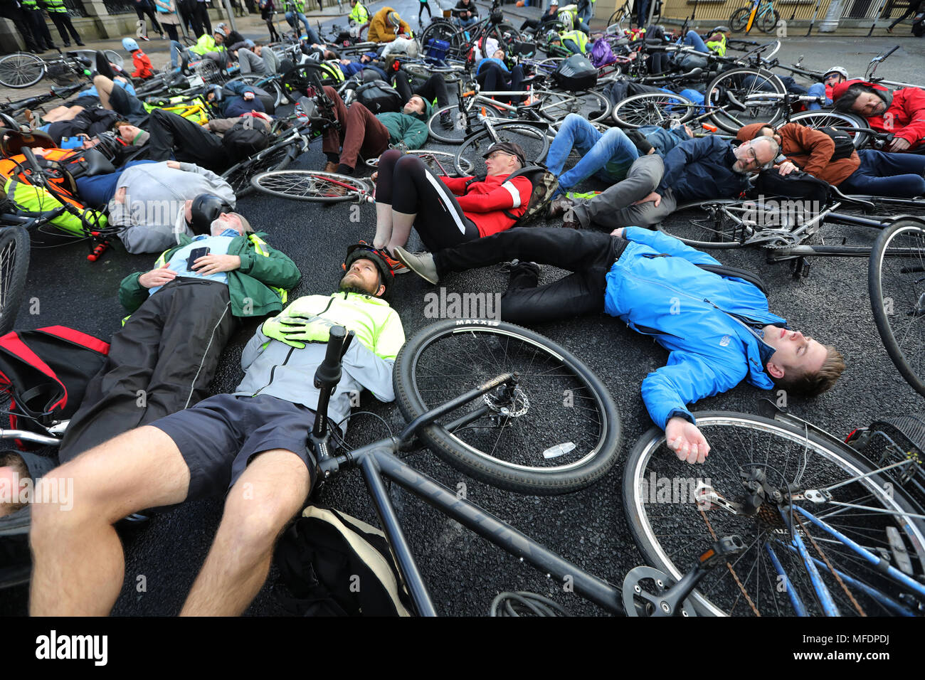 Dublin, Irland. 25 Apr, 2018. Töten Radfahrer. Radfahrer protestieren vor dem Leinster House (Zähler), in Dublin, Irland, fordern mehr Schutz auf den Straßen wie ein anderer Radfahrer war in dieser Woche getötet. Ich Fahrrad und Dublin Radfahren Kampagne fordern ein Minimum von 10% des Verkehrs Budget zum sicheren Radfahren und Wandern, der zugeordnet werden soll. Sie möchten auch eine bessere Gestaltung der Radfahren und Wandern Infrastructure. Fünf Radfahrer haben in diesem Jahr bisher getötet worden, mit 15 Todesfällen im letzten Jahr. Foto: Eamonn Farrell/RollingNews. ie Credit: RollingNews.ie/Alamy leben Nachrichten Stockfoto