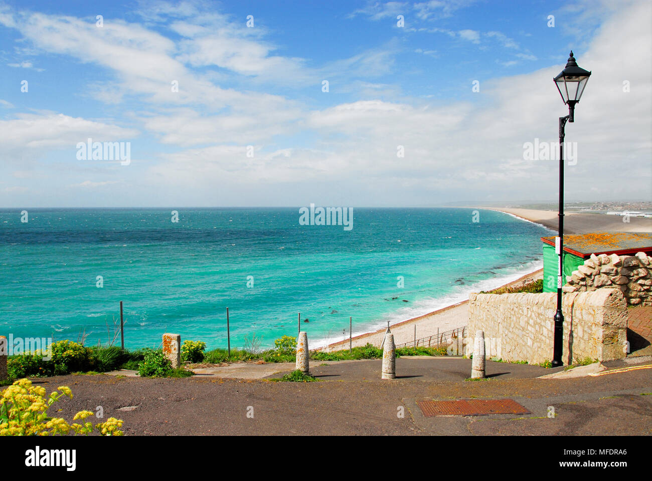 Portland. 25. April 2018. UK Wetter: ein wunderschöner, sonniger Tag am Chesil Beach, Insel von Portland, in Dorset Credit: stuart Hartmut Ost/Alamy leben Nachrichten Stockfoto