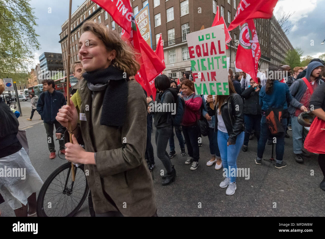 London, Großbritannien. 25. April 2018. Menschen März um Russell Square von der Rallye durch Arbeiter, Studenten und weitere Gewerkschafter unterstützen über 100 Reiniger, Torhüter, Security Officers, Empfangsdamen, Gärtner, Poststelle Personal und audiovisuellen Personal in der Unabhängigen Gewerkschaft in Großbritannien - IWGB am Ende des ersten Tages eines zweitägigen Streik an der Universität von London Central Administration. Die Arbeiter, die von verschiedenen Outsourcing Unternehmen beschäftigt sind anspruchsvolle direkt von der Universität beschäftigt zu werden, und erhalten die gleichen Bedingungen und Vorteile als direkt beschäftigten Kollegen; outs Stockfoto