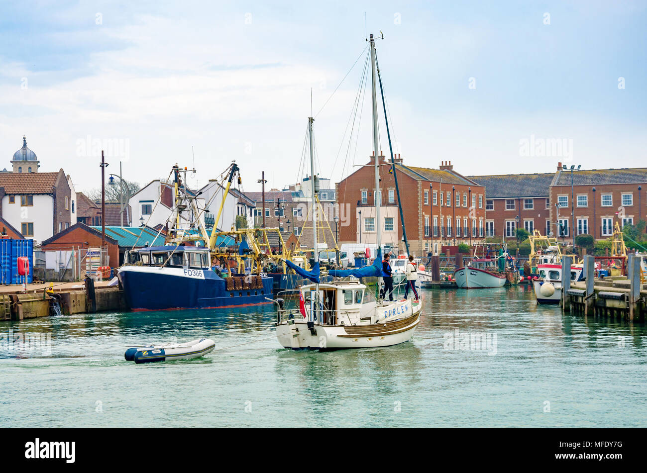 Das Boot mit dem Namen 'Curlew' schleppt ein beiboot pas Fischtrawler in Portsmouth Hafen. Stockfoto