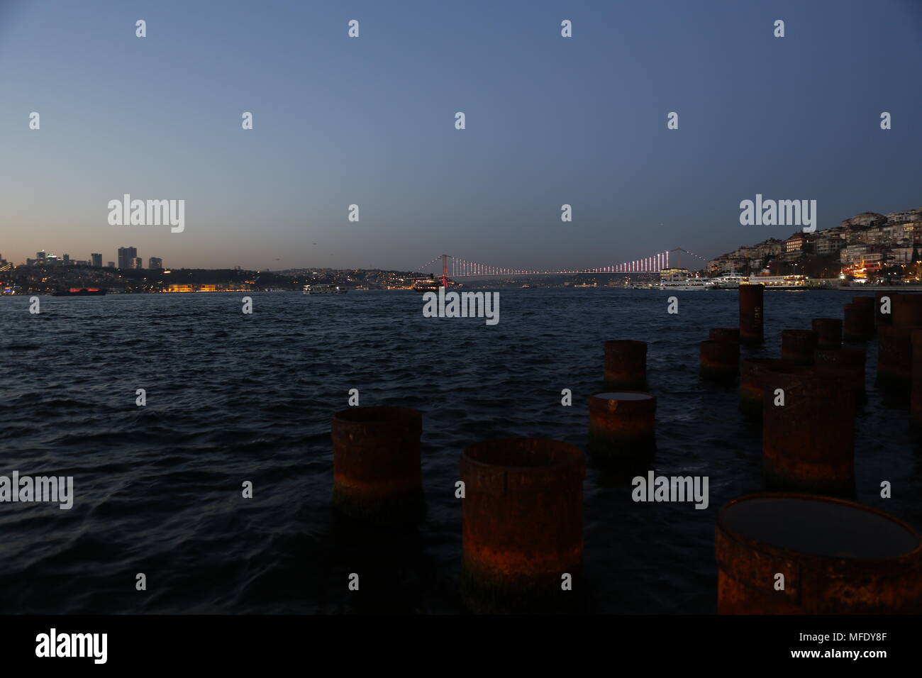 Evenin aus blauen Bosporus Blick von Istanbul Türkei, Brücke Stockfoto
