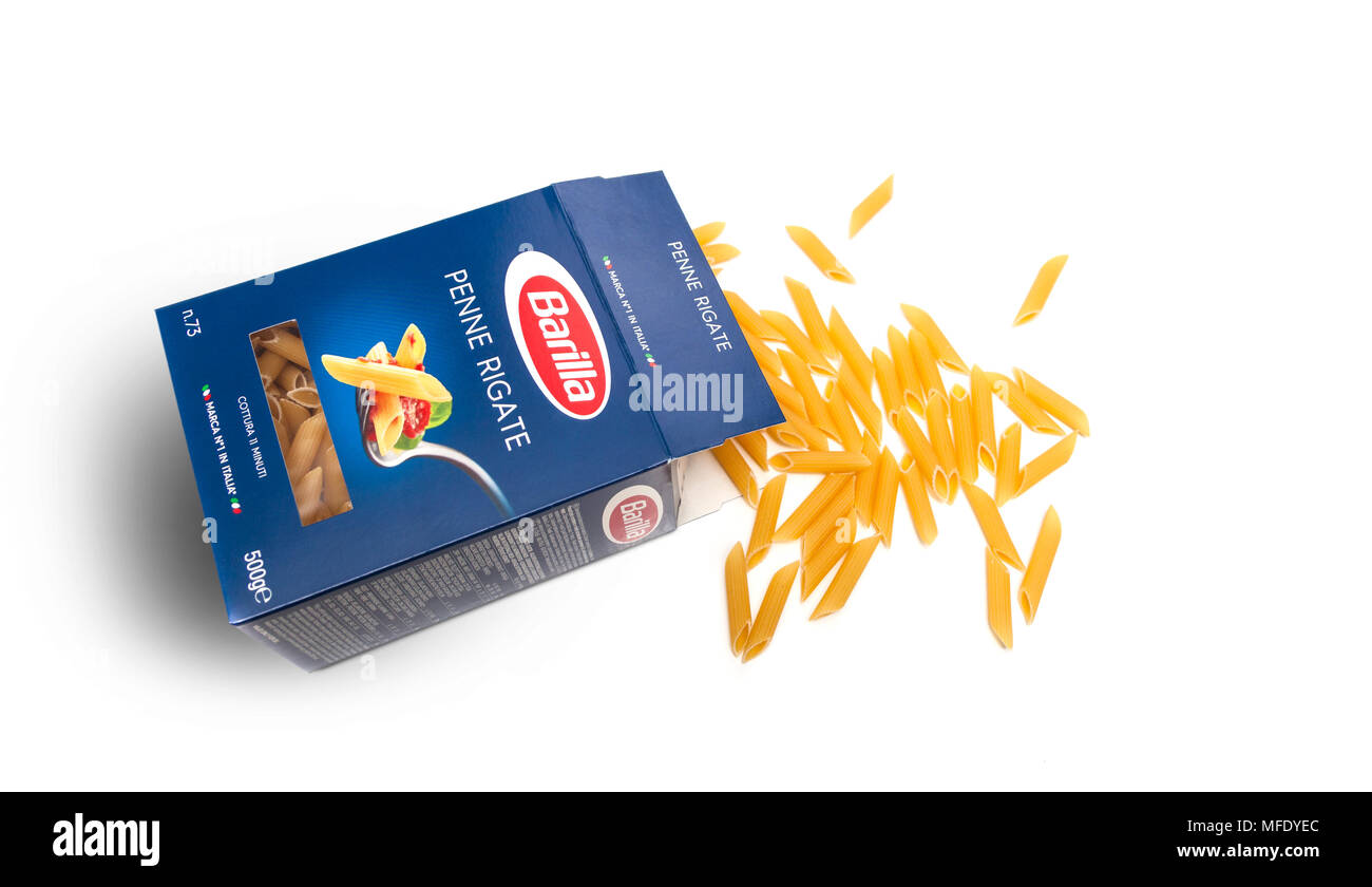 CHISINAU, REPUBLIK MOLDAU - 20. April 2018: Barilla Penne Rigate italienische Pasta in einer geöffneten Box auf weißem Hintergrund. Barilla ist ein italienisches Essen compa Stockfoto