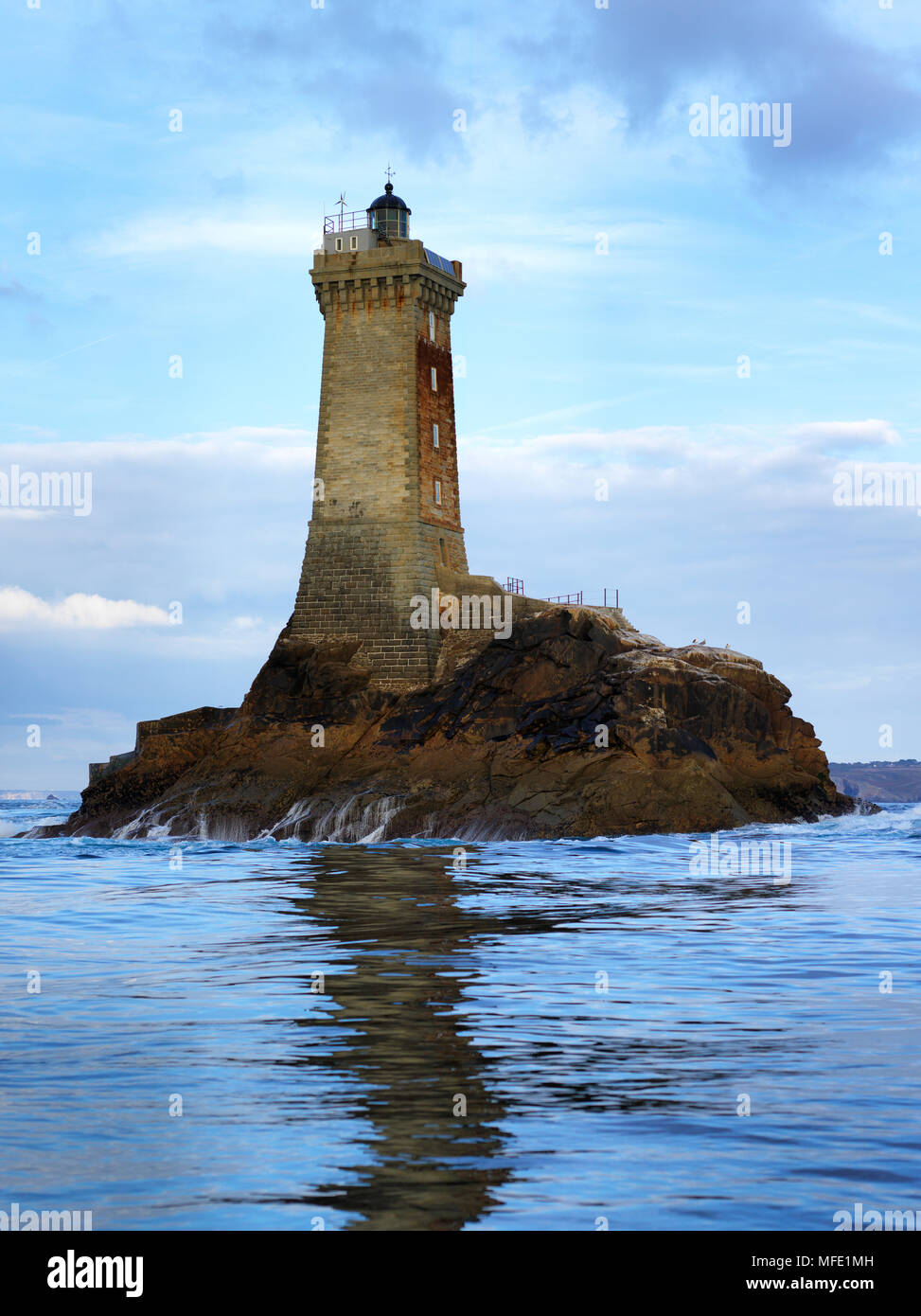 Phare de la Vieille, der Alte Leuchtturm, Strait Raz de Sein, Pointe du Raz, Département Finistère, Bretagne, Frankreich Stockfoto