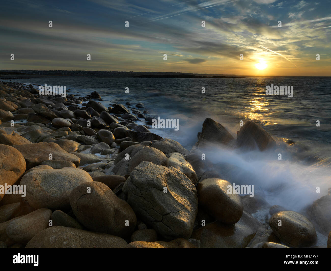 An der felsigen Küste, Surf, bei Sonnenaufgang, Département Finistère, Bretagne, Frankreich Stockfoto