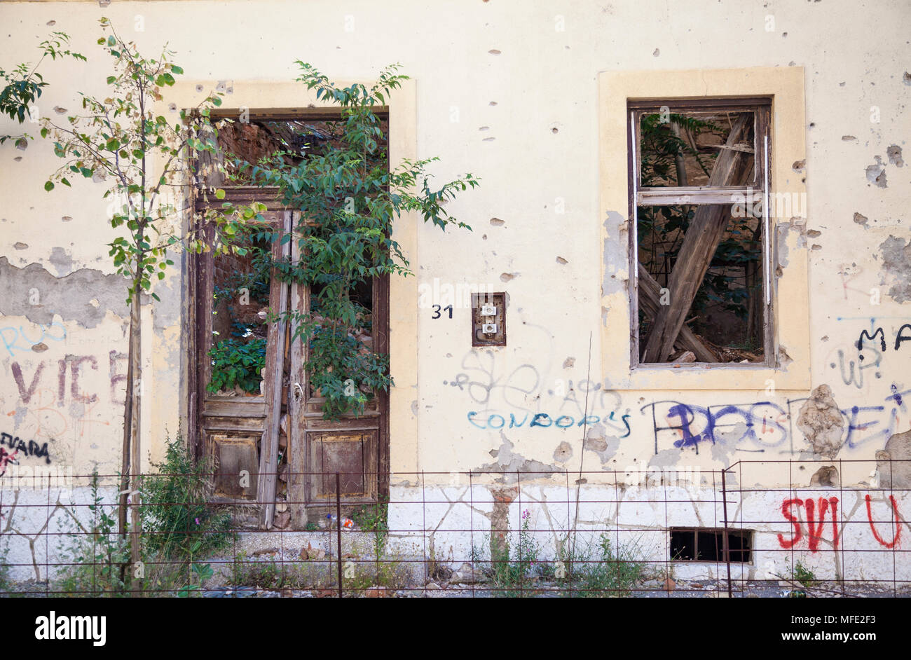 Ein zerbombten Gebäude aus dem Bosnischen Krieg in Mostar, Bosnien und Herzegowina Stockfoto