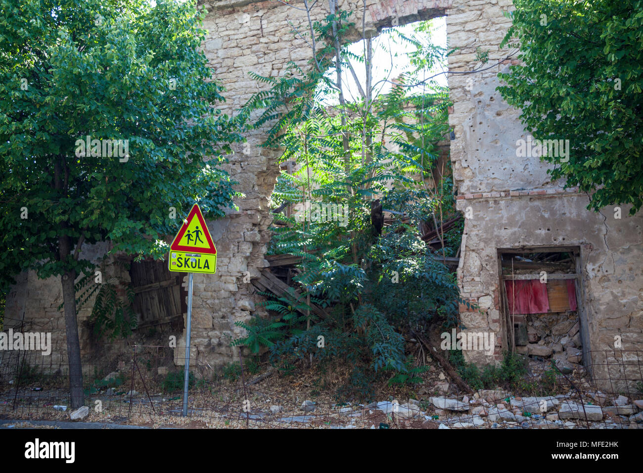 Bäume wachsen innerhalb der Überreste einer alten Schule aus dem Bosnischen Krieg in Mostar, Bosnien und Herzegowina Stockfoto