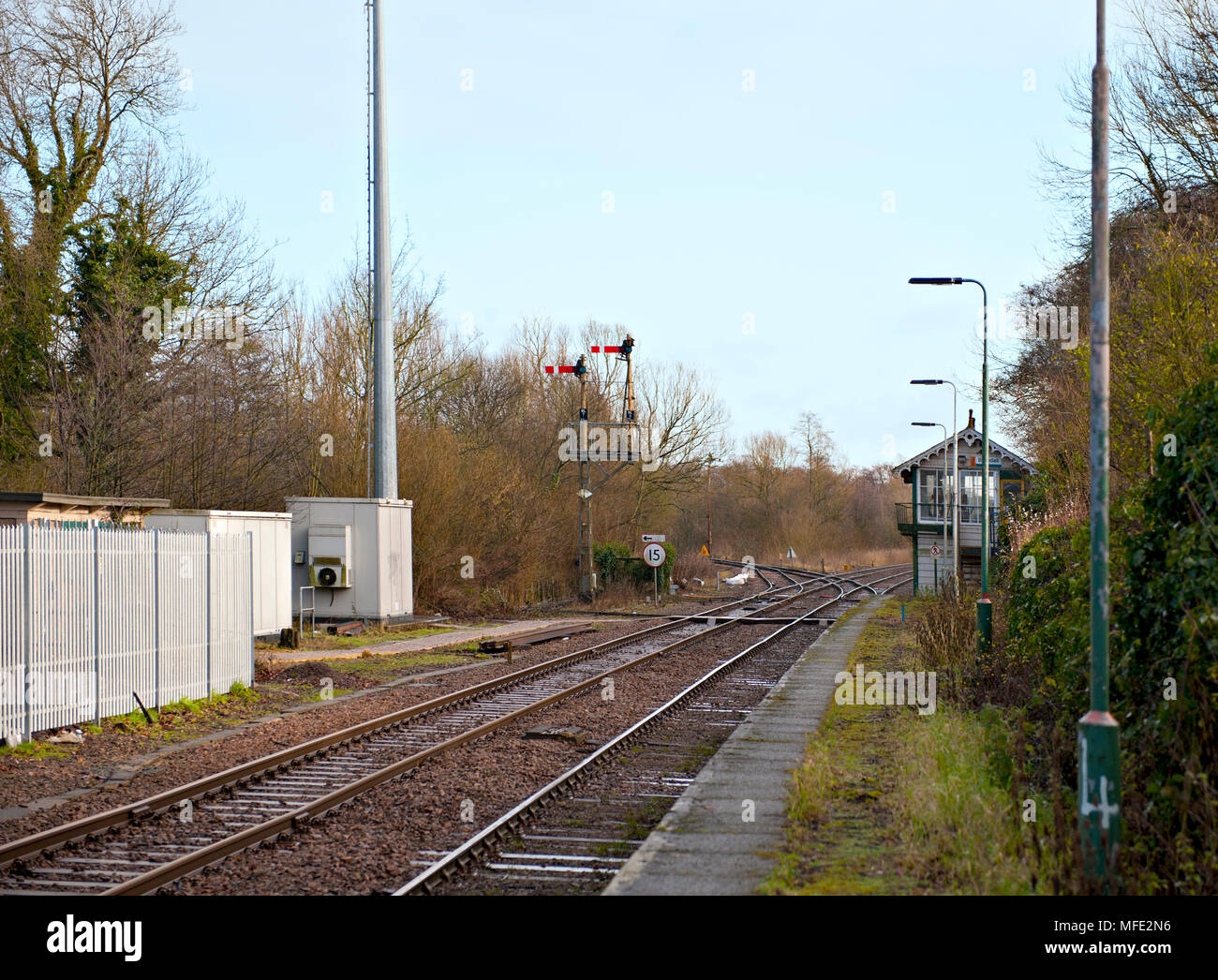 Auf der Suche nach Brundall signalbox nur außerhalb der Station mit der Vorauszahlung starter Formsignale Stockfoto
