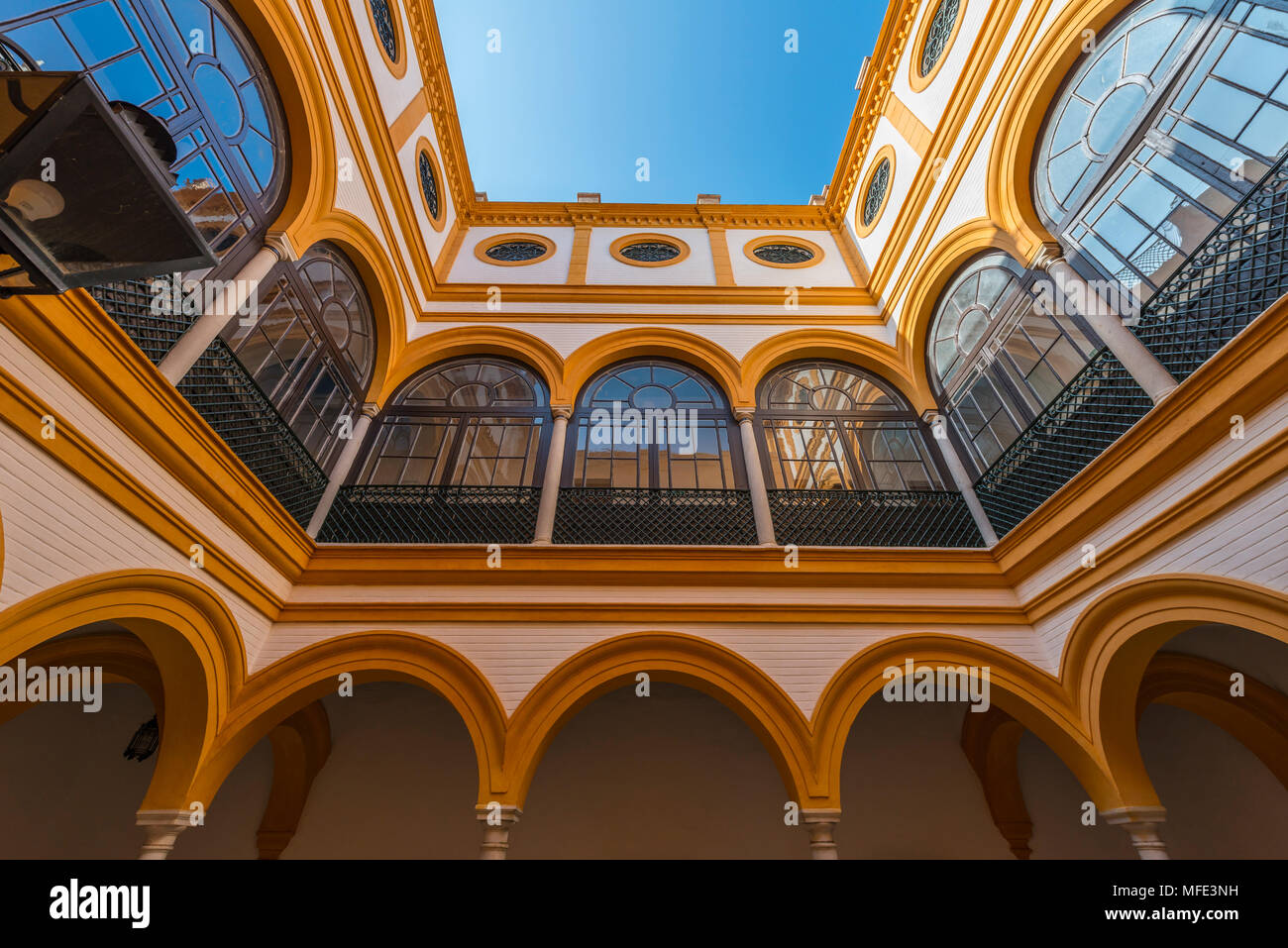 Gelber Hof, Alcazar, Royal Palace von Sevilla, Sevilla, Spanien Stockfoto