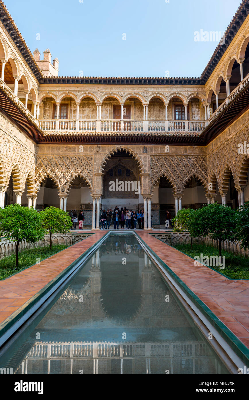 Patio de Las Doncellas, Gericht, der Jungfrauen, einem italienischen Renaissance Innenhof, 1540 bis 1572, mit Stuck Arabesken in der Stockfoto