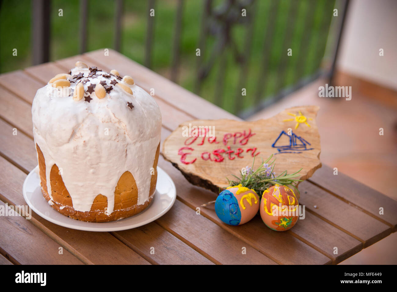 Ostern Ostern Eier und Kuchen im Korb von Kindern auf den Tisch auf der Terrasse lackiert Stockfoto