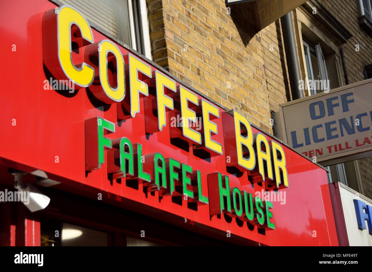 Coffee Bar Falafel Haus anmelden Stockfoto