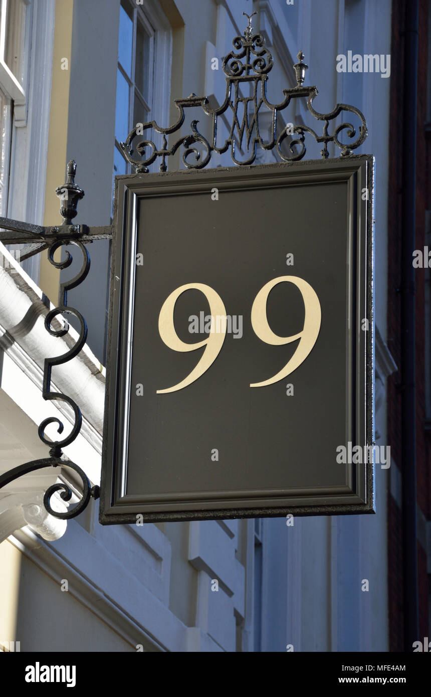 Nummer 99 99 auf einem Schild eine Eigenschaft Stockfoto