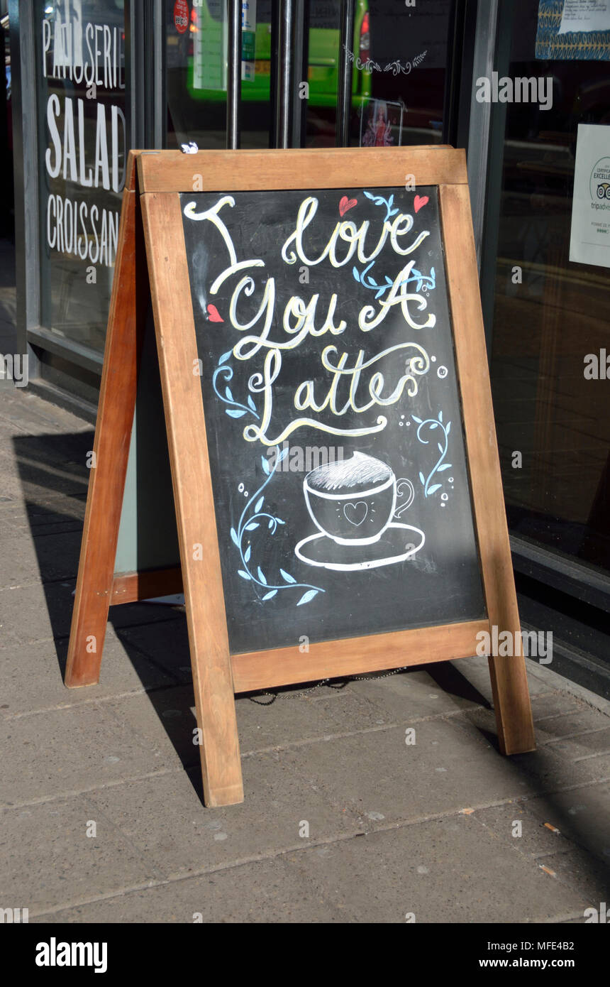 "Ich liebe Dich ein Lattes' Zeichen außerhalb eines Cafe. Stockfoto