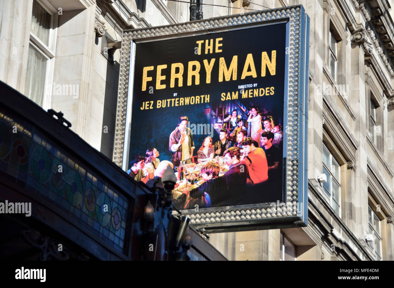 Der Fährmann Billboard außerhalb der Gielgud Theatre in Shaftesbury Avenue, London, UK. Stockfoto