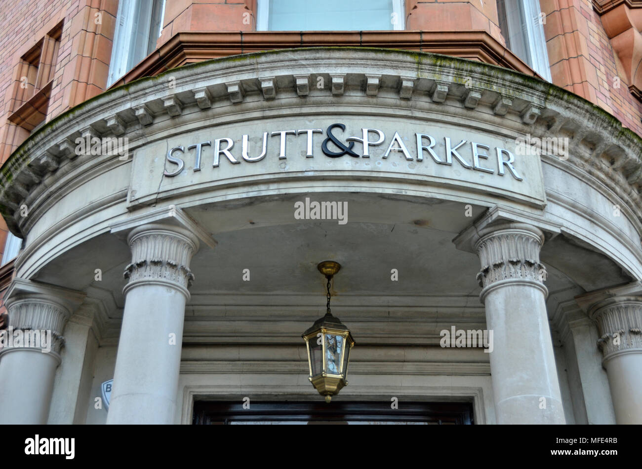 Strutt und Parker Immobilien Büro in der Sloane Street, Knightsbridge, London, UK. Stockfoto
