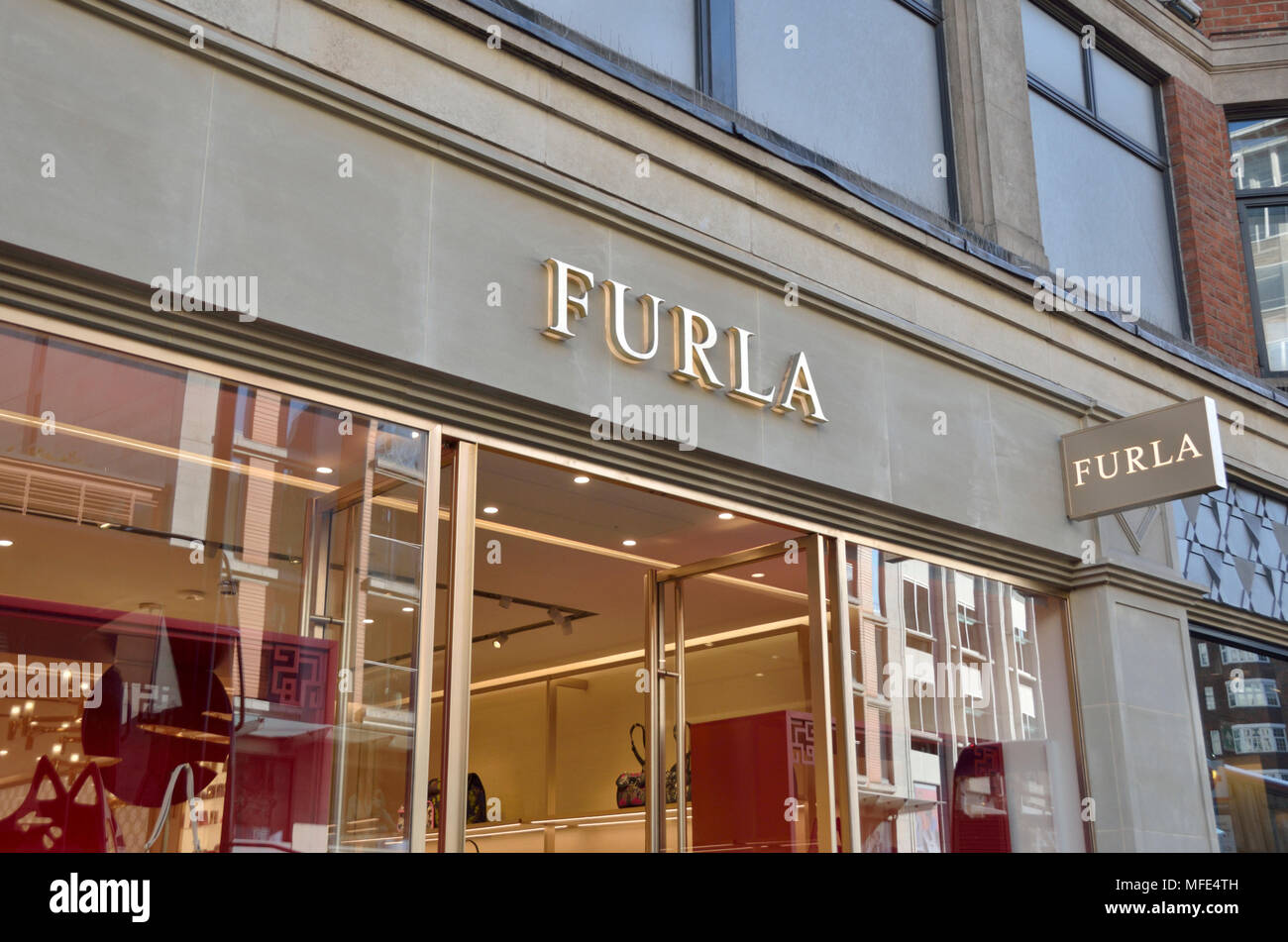 Furla Mode Accessoires Shop in der Sloane Street, Knightsbridge, London, UK. Stockfoto