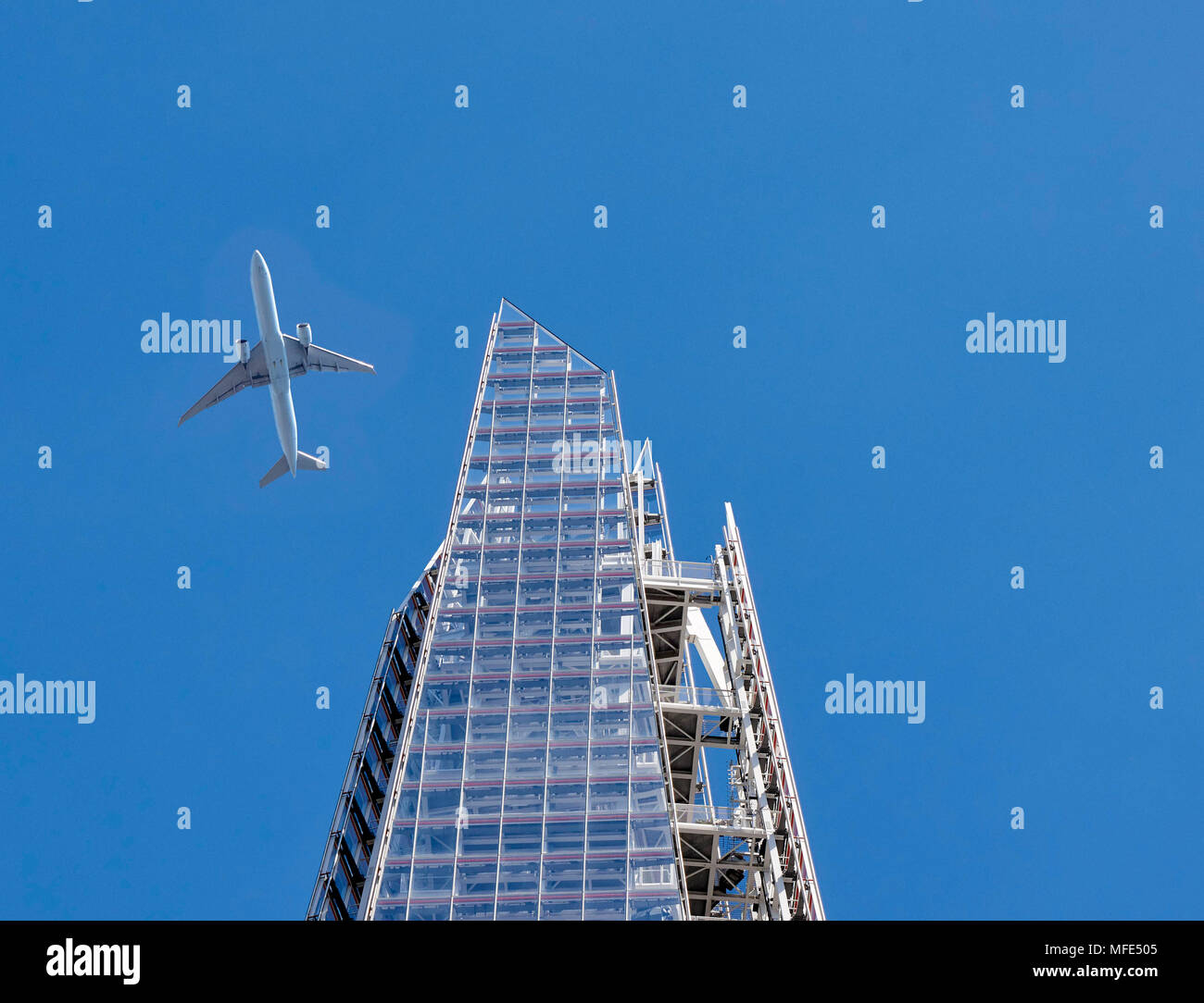 Flugzeug in der Nähe der Oberseite der Shard, London, UK Stockfoto