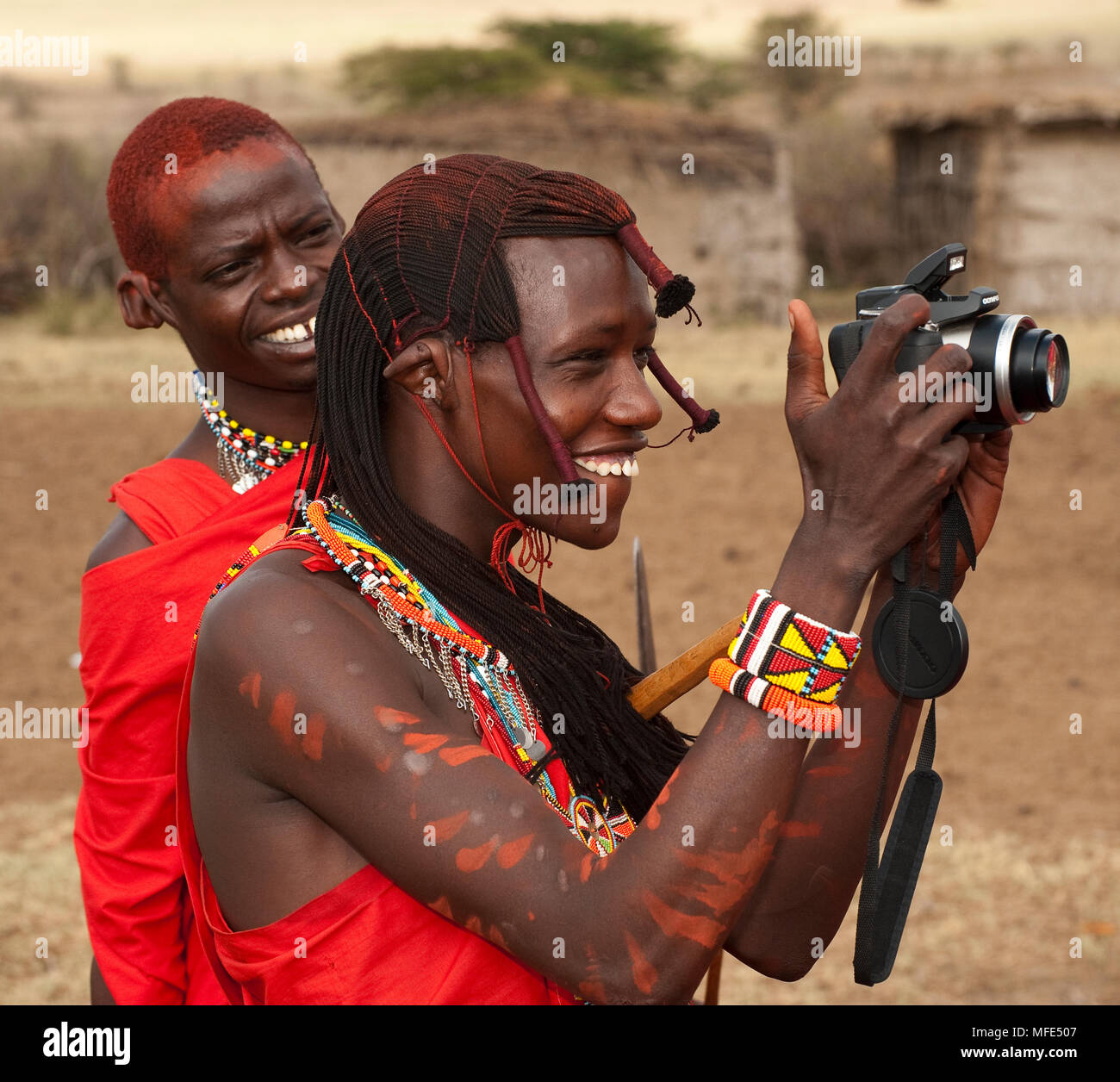 Masai Moran ('Warrior') mit Digitalkamera, Masai Mara, Kenia. Stockfoto