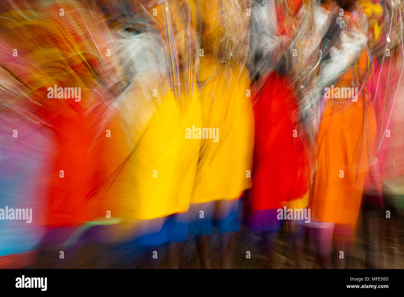 Verschlusszeit Unschärfe der Massai Frauen tanzen, Kenia. Stockfoto