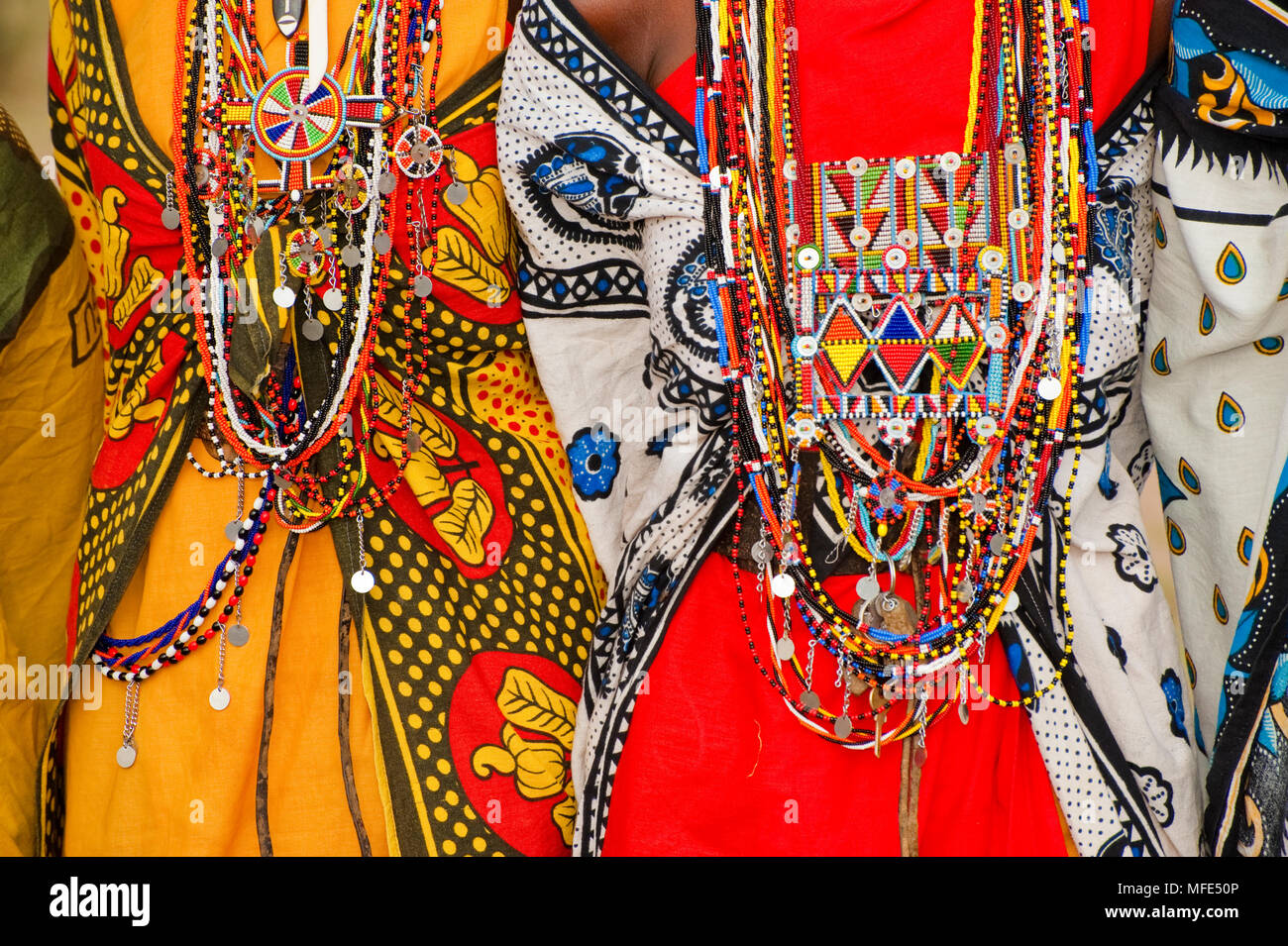 Perlen und hellen Farben auf Masai Frauen; Masai Mara, Kenia. Stockfoto