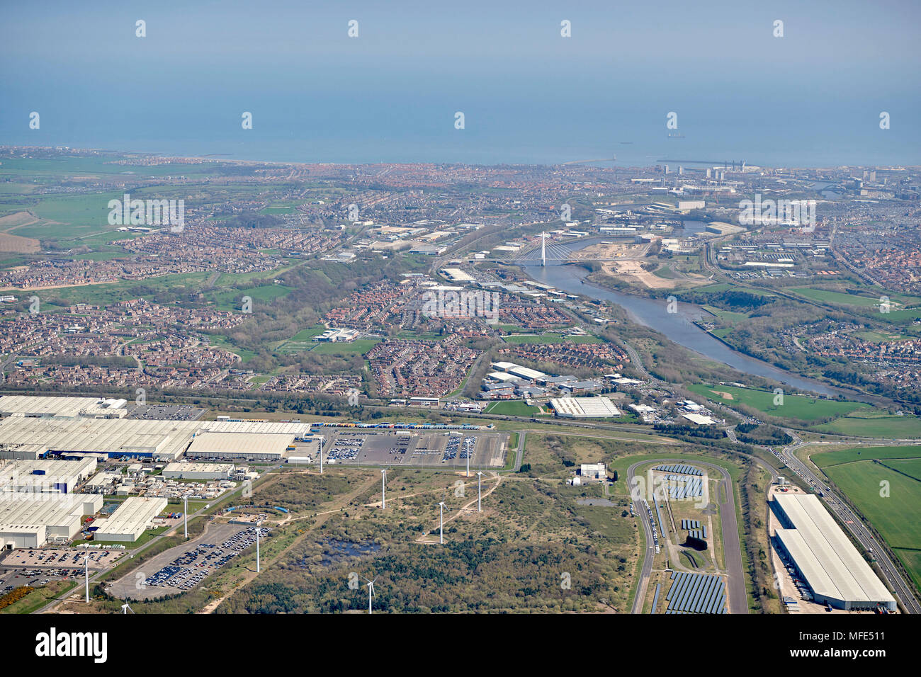 Blick nach Osten über die nisan Website in Sunderland, den Fluss hinunter tragen, an die Nordsee, North East England, Großbritannien Stockfoto