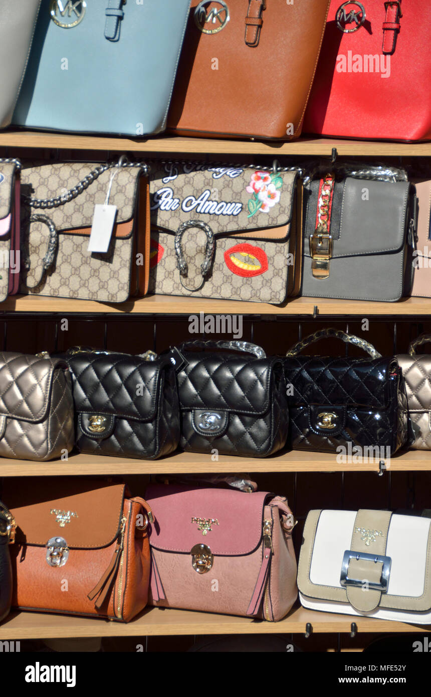 Handtaschen auf Marktstand Stockfoto