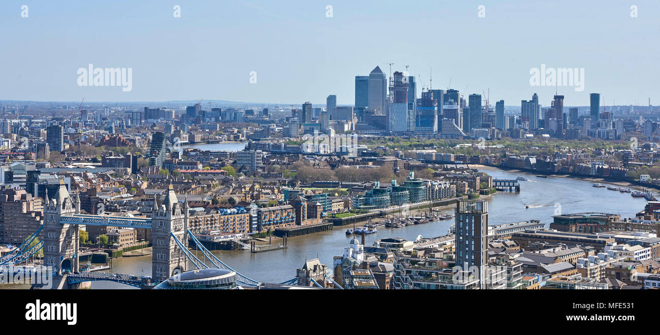 Die Tower Bridge und die Themse, London, UK, Canary Wharf hinter Stockfoto