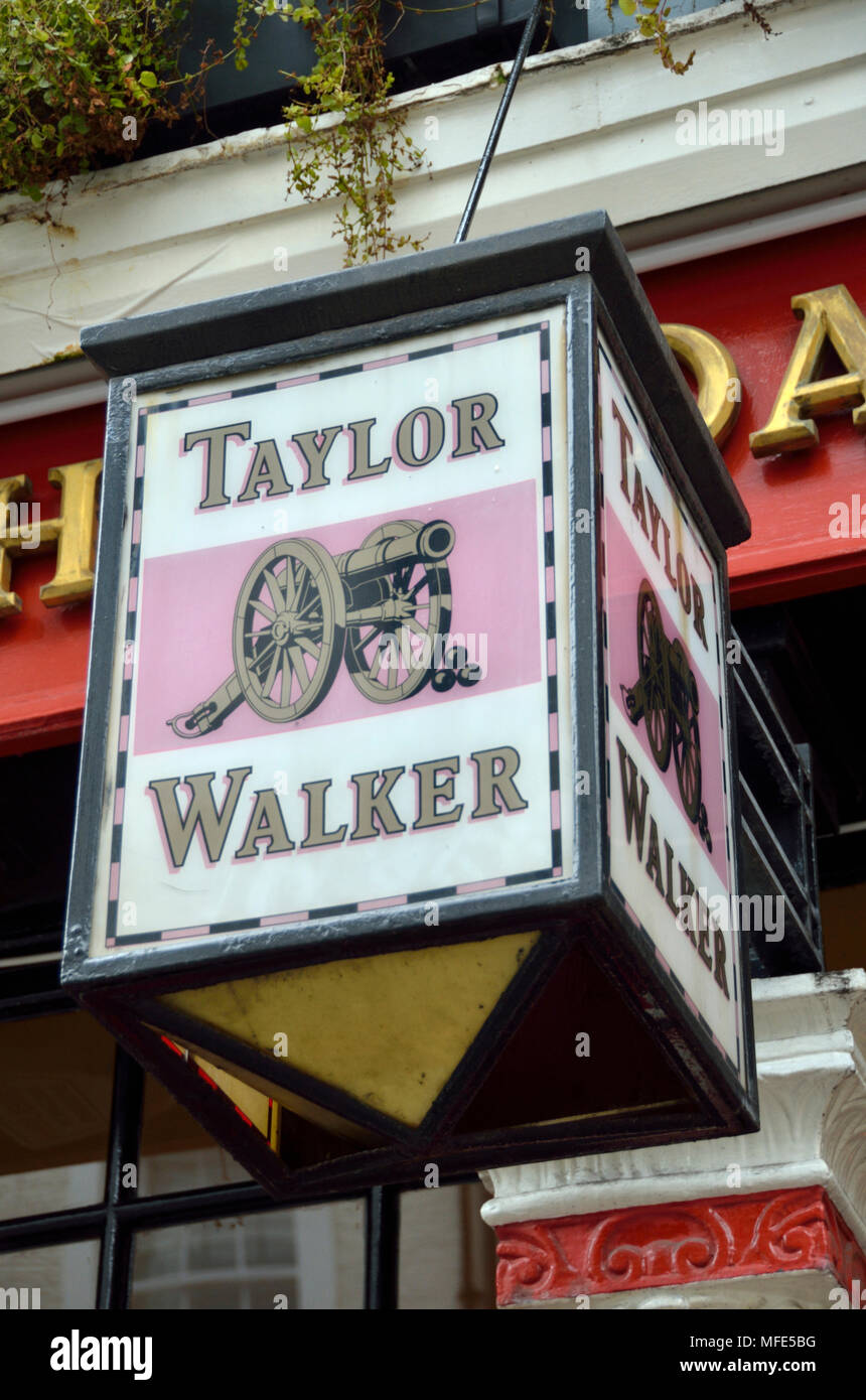 Taylor Walker Brauerei Schild an einer Laterne außerhalb einer britischen Pub. Stockfoto