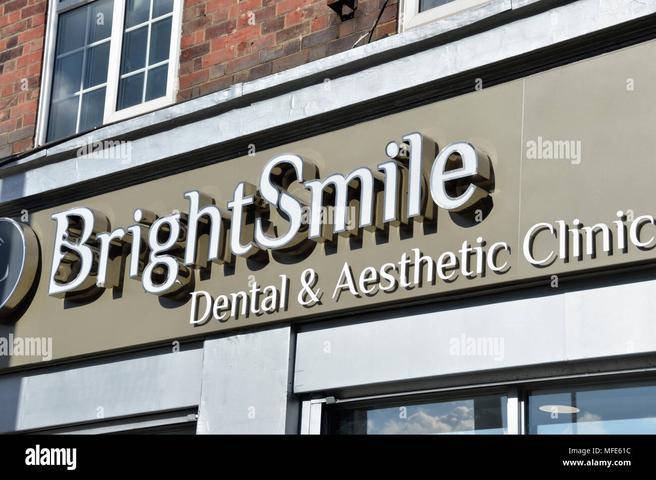 Helles Lächeln Zahnärztliche und ästhetische Klinik in Finchley Road NW3, London, UK. Stockfoto