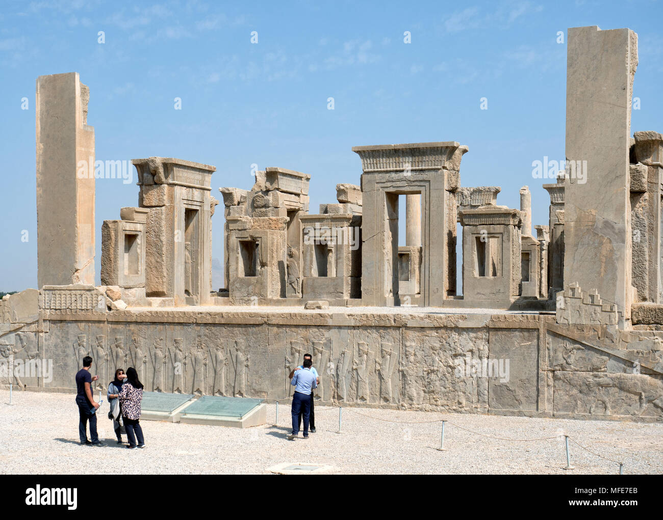 Shiraz, Iran - August 2, 2016: Touristen in Persepolis, die Hauptstadt des persischen Reichs während der Achämenidischen Zeit (Ca. 550 - 330 v. Chr.). Neben Shi Stockfoto