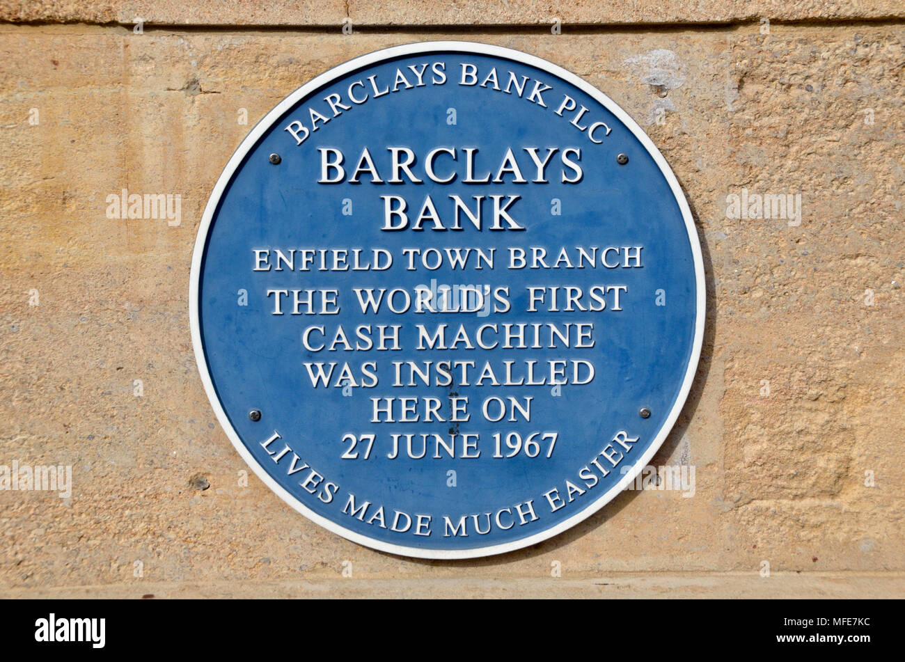 Eine Plakette außerhalb der Barclays Bank Position markiert der erste cash Maschine der Welt, Enfield, London, UK Stockfoto