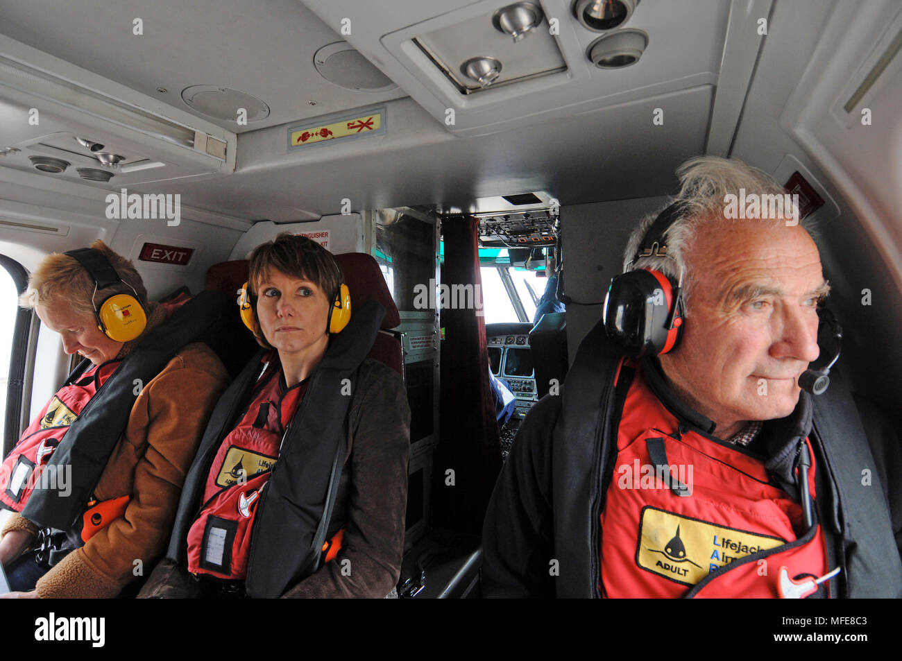 Roy Dennis Ornithologen in Fair Isle Fliegen mit dem Hubschrauber offiziell die neue Fair Isle Vogelwarte öffnen Stockfoto