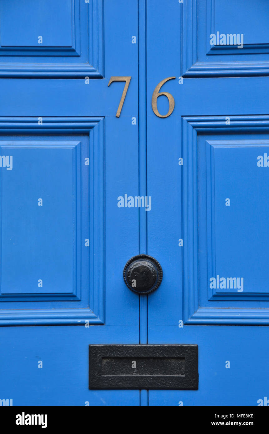 Nahaufnahme eines blauen hölzerne Tür zur Straße. Stockfoto