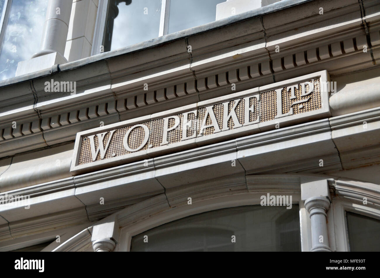 W O Peake Ltd geschnitzten Stein Zeichen, Radiant House, Mortimer Street, Westminster, London, Großbritannien. Stockfoto