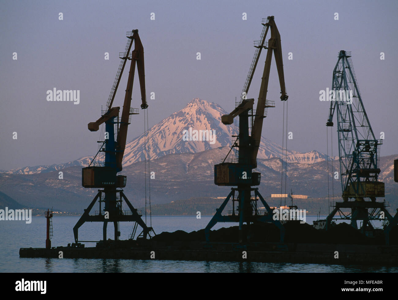 Halbinsel Kamtschatka Petropavlovsk Hafen (Hauptstadt) & Vilyuchincky Vulkan (2173 m), Sibirien, Russland Juni Stockfoto