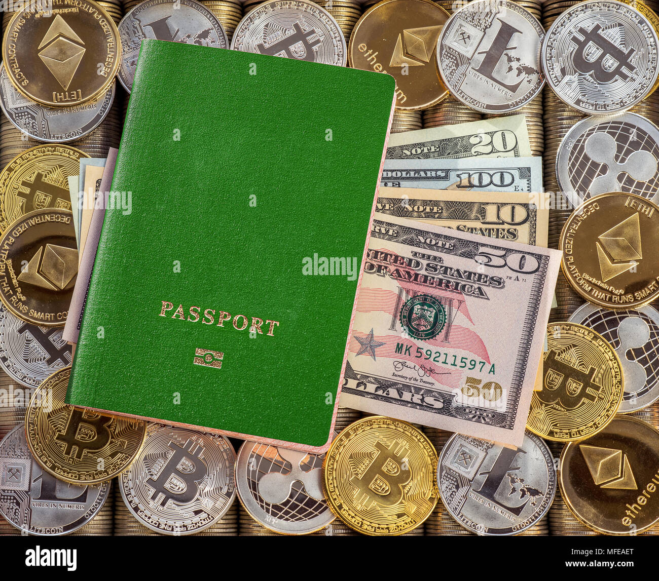 Grüne Reisepass, Metall Münzen Hintergrund. US-Dollar. Münzen. Gold Silber Bitcoin, crypto Währung, Identifikation. Sicherheitscode kalten Wallet. Stockfoto