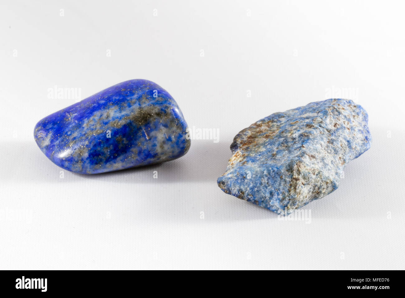 Rough & Getrommelt: Lapis Lazuli Stockfoto