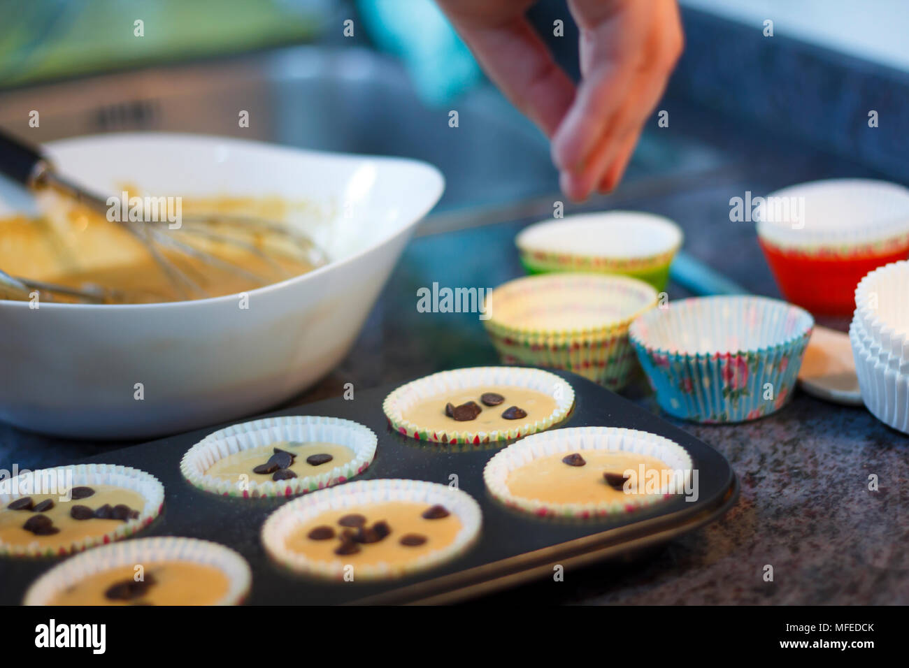 Handgefertigte Cupcakes mit Chocolate Chips zu Hause Stockfoto