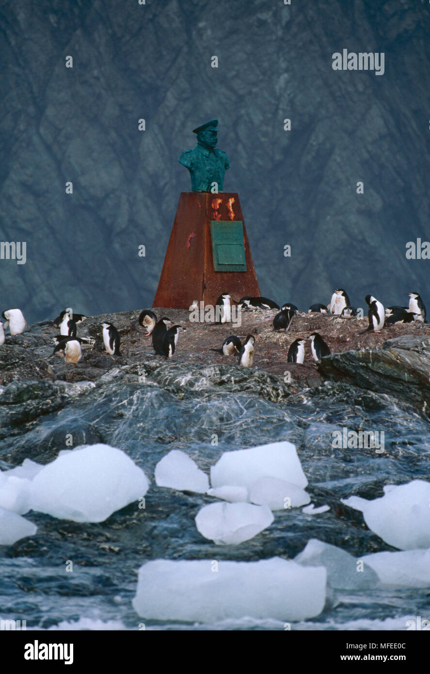 Denkmal für die Retter von Shackleton's Männer, die hier in 1918 biwakierten, Kinnriemen Pinguine umgeben. Elephant Island in der Antarktis Stockfoto