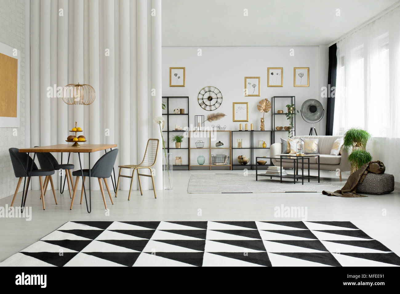 Schwarze Und Weisse Geometrische Teppich In Open Space Interieur Mit Stuhle Am Esstisch Und Sofa Stockfotografie Alamy