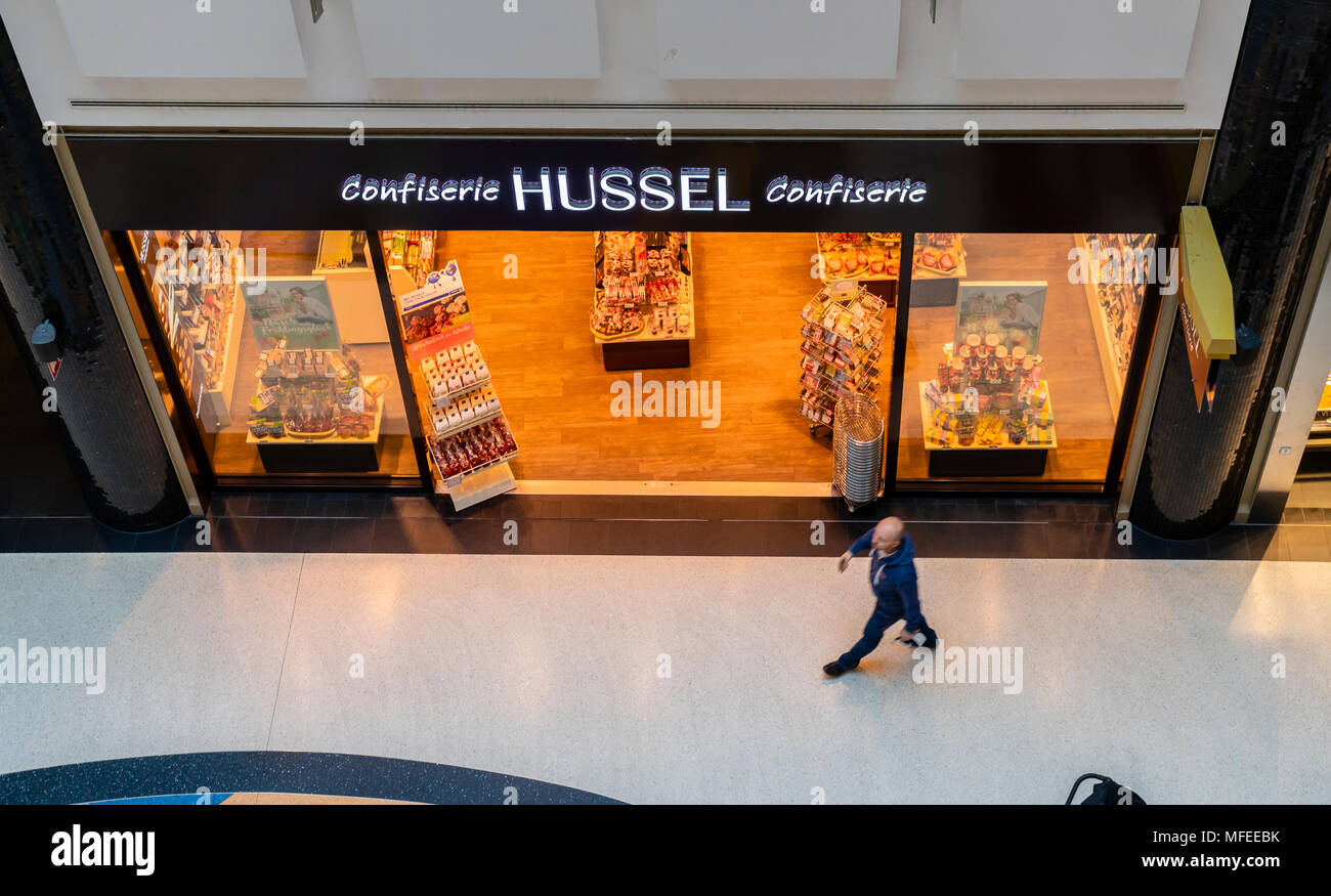 Mann hinter einem Confiserie Hussel Shop im Alexa Shopping Center/Mall in Berlin Mitte, Deutschland, 2018 Stockfoto