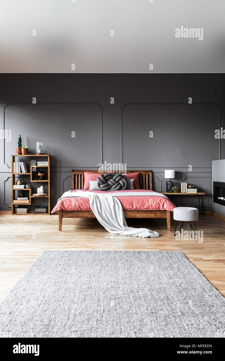 Ein Rosa Bettwasche Auf Einem King Size Bett Stehend In Ein Geraumiges Zimmer Innenraum Vor Einem Grauen Teppich Und Zwischen Einem Regal Und Nachttisch Stockfotografie Alamy