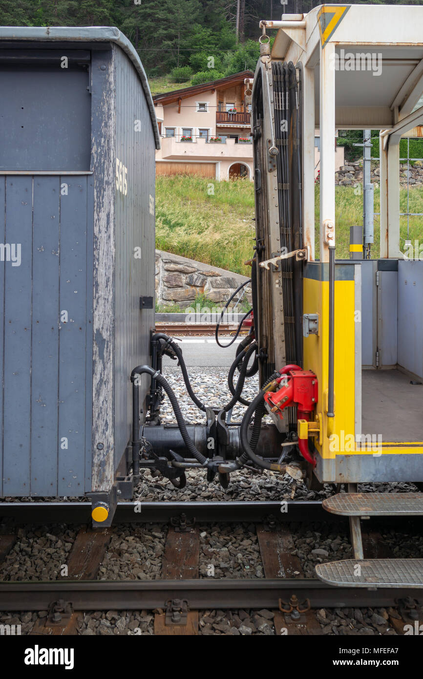 Die berühmten Albula Erlebnis Zug der Rhätischen Bahn bei Teifencastel station Stockfoto