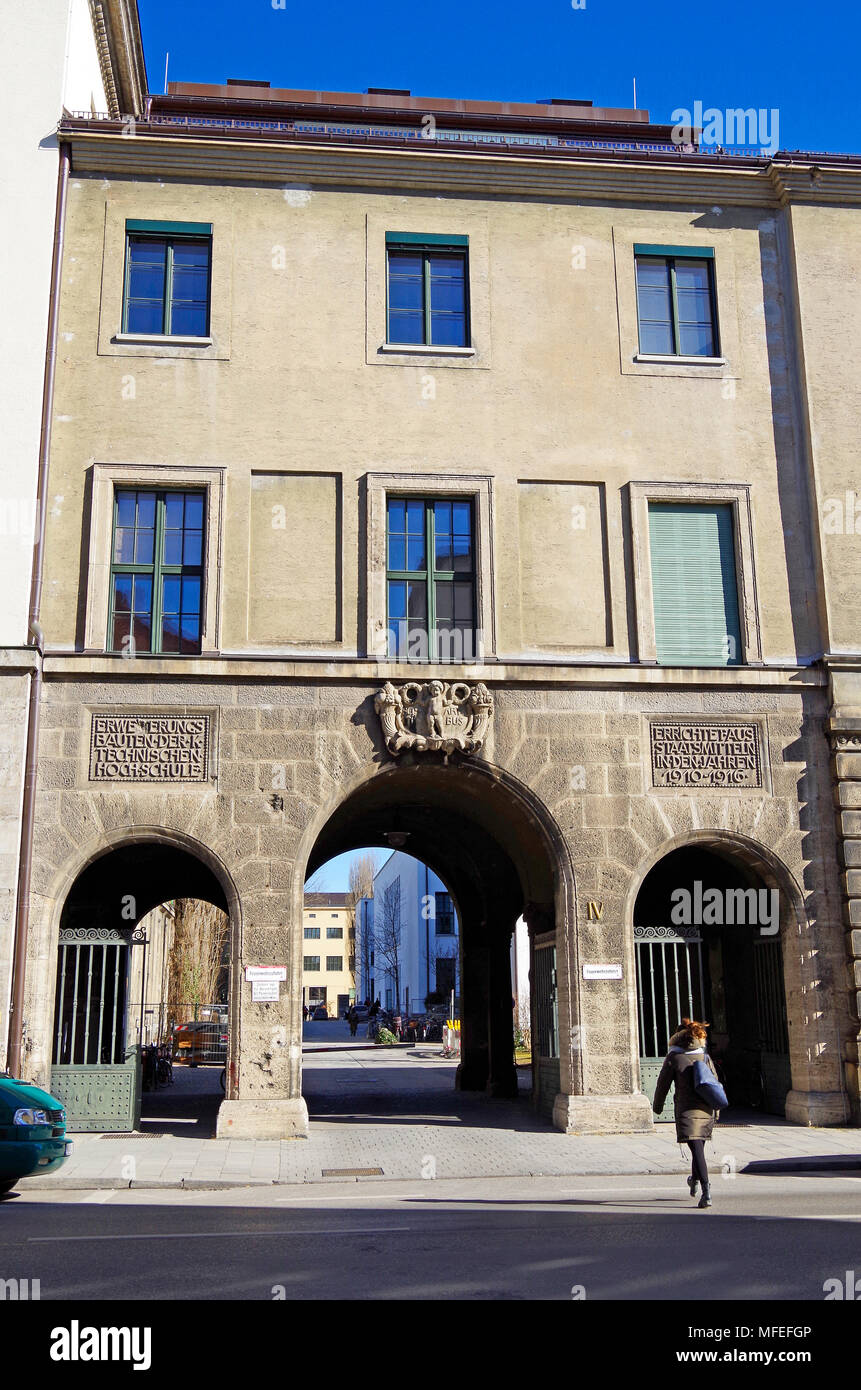Technische Universität München, Gateway auf Gabelsbergerstrasse, markiert den Abschluss der Arbeiten in Stein gemeißelten Schrift in zwei Panels, Stockfoto