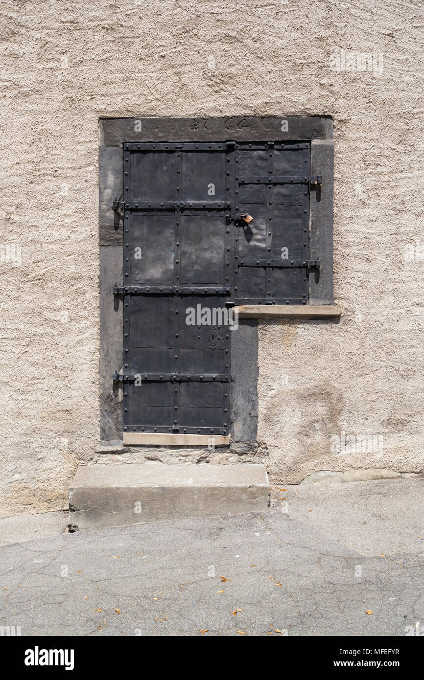 Alte Schwarze Tür mit großen Scharniere in der inneren Stadt Chur  Stockfotografie - Alamy